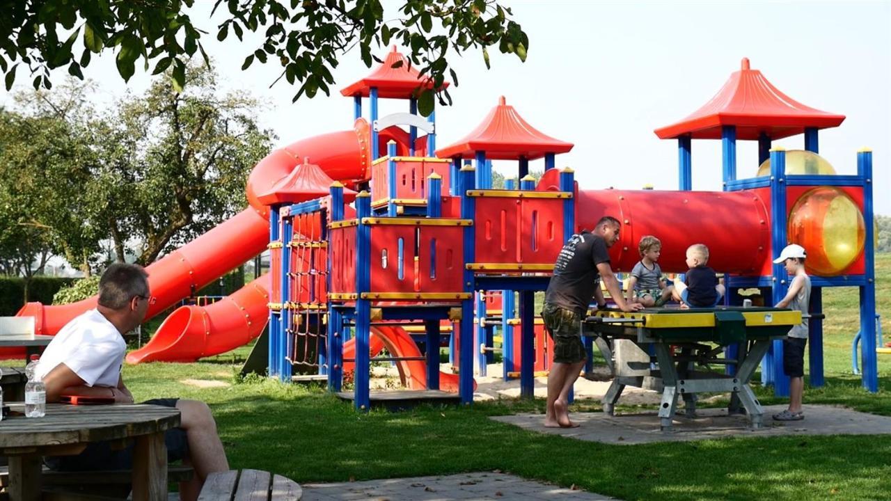 Recreatiepark Jachthaven De Veerstal Lathum - Luxe Chalet Zewnętrze zdjęcie