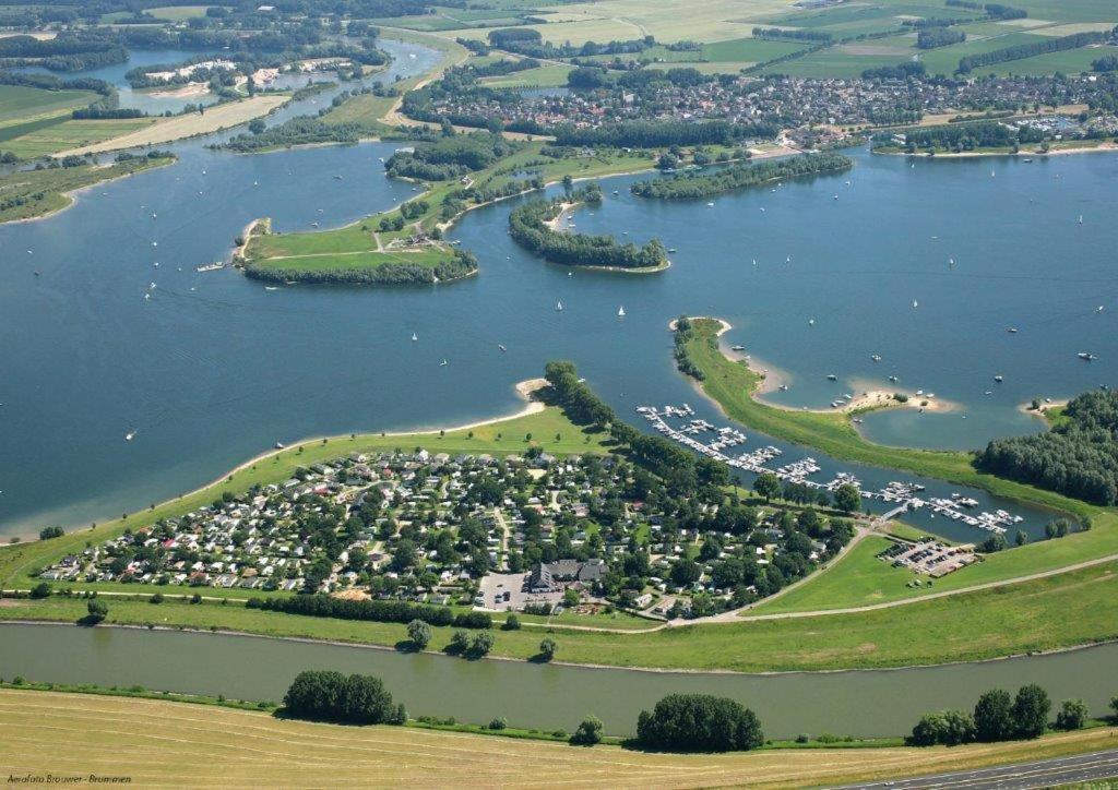 Recreatiepark Jachthaven De Veerstal Lathum - Luxe Chalet Zewnętrze zdjęcie