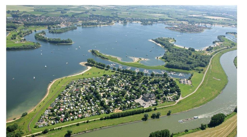 Recreatiepark Jachthaven De Veerstal Lathum - Luxe Chalet Zewnętrze zdjęcie