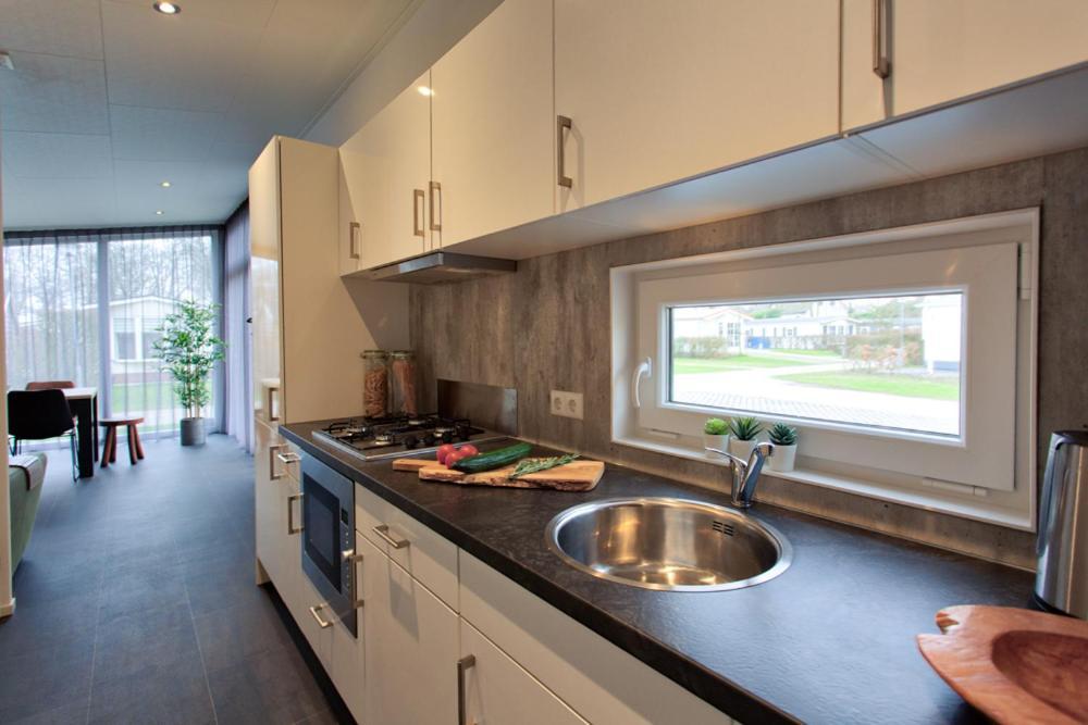 Recreatiepark Jachthaven De Veerstal Lathum - Luxe Chalet Zewnętrze zdjęcie
