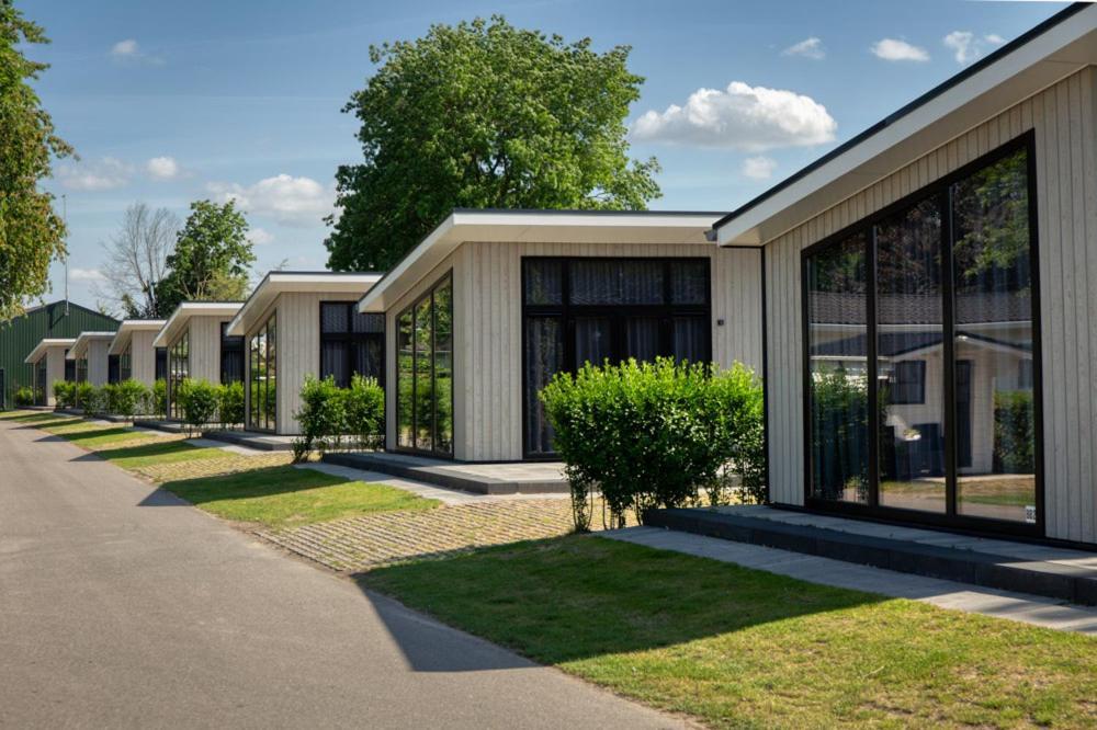 Recreatiepark Jachthaven De Veerstal Lathum - Luxe Chalet Zewnętrze zdjęcie
