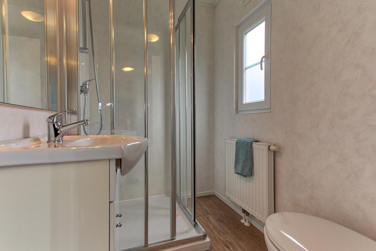 Recreatiepark Jachthaven De Veerstal Lathum - Luxe Chalet Zewnętrze zdjęcie