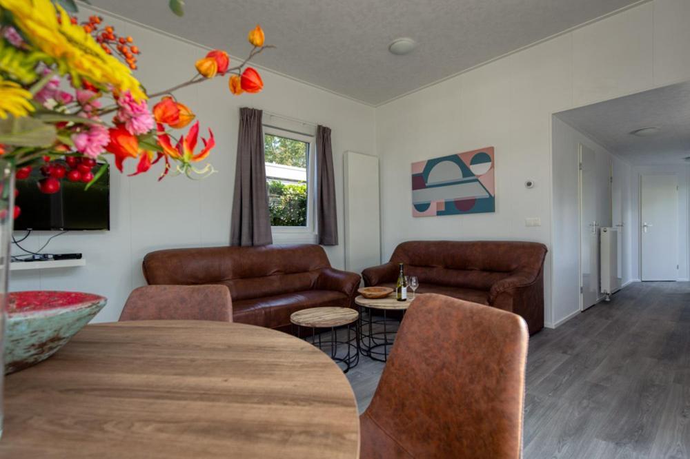 Recreatiepark Jachthaven De Veerstal Lathum - Luxe Chalet Zewnętrze zdjęcie