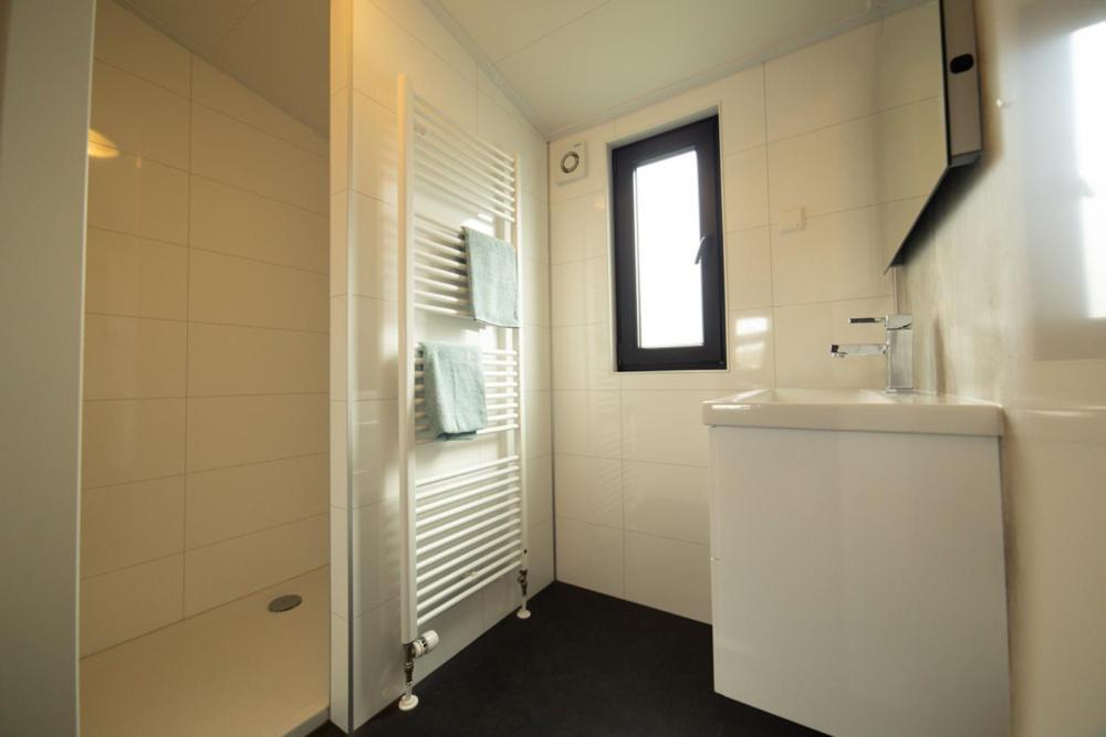 Recreatiepark Jachthaven De Veerstal Lathum - Luxe Chalet Zewnętrze zdjęcie