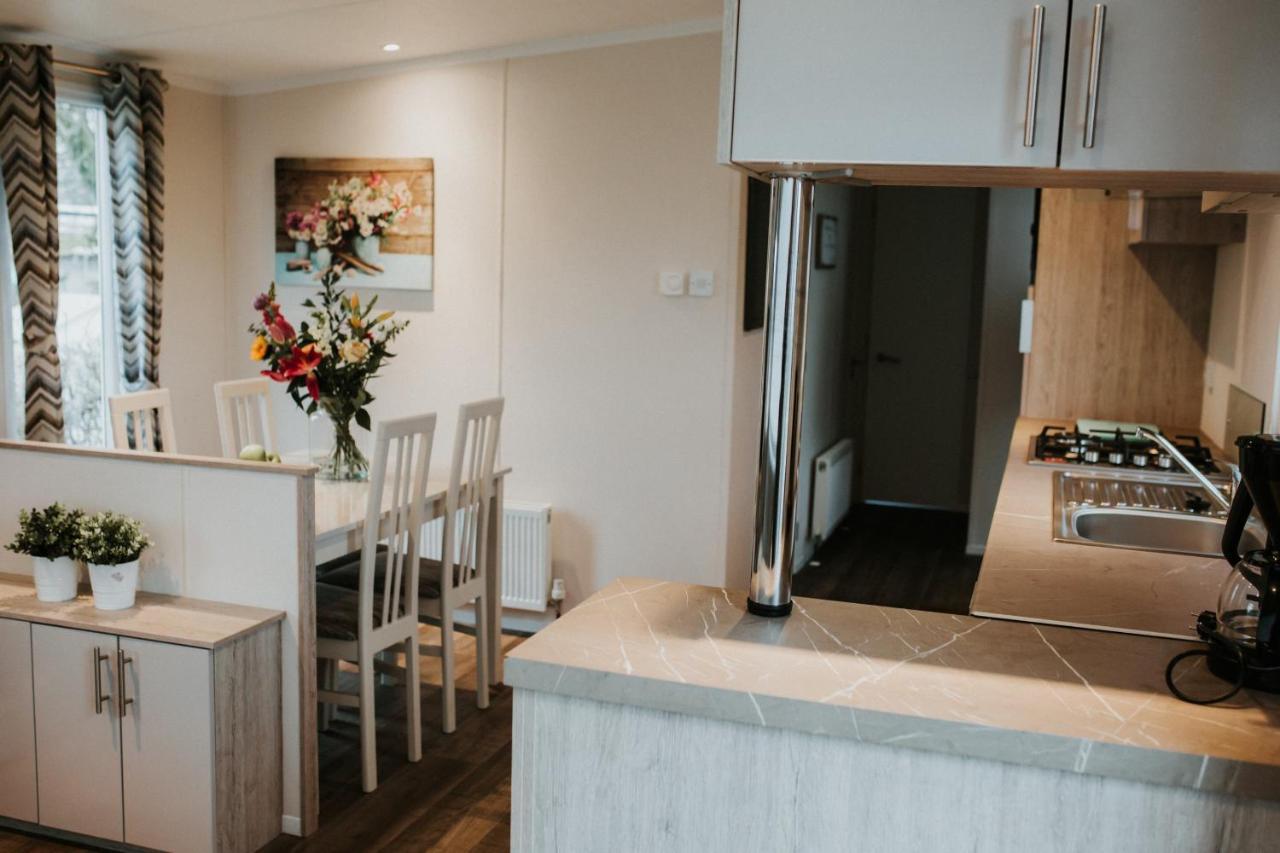 Recreatiepark Jachthaven De Veerstal Lathum - Luxe Chalet Zewnętrze zdjęcie