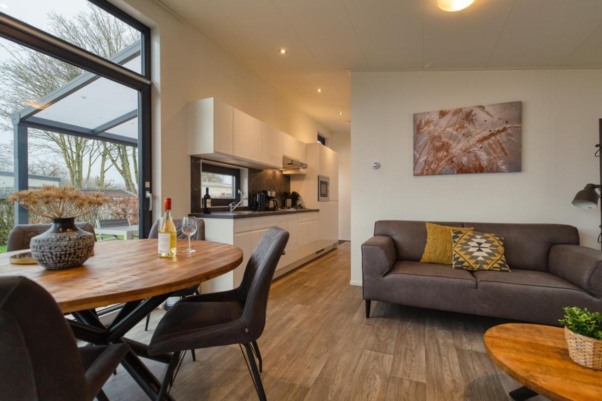 Recreatiepark Jachthaven De Veerstal Lathum - Luxe Chalet Zewnętrze zdjęcie
