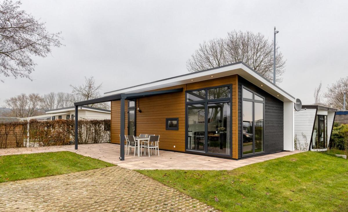 Recreatiepark Jachthaven De Veerstal Lathum - Luxe Chalet Zewnętrze zdjęcie