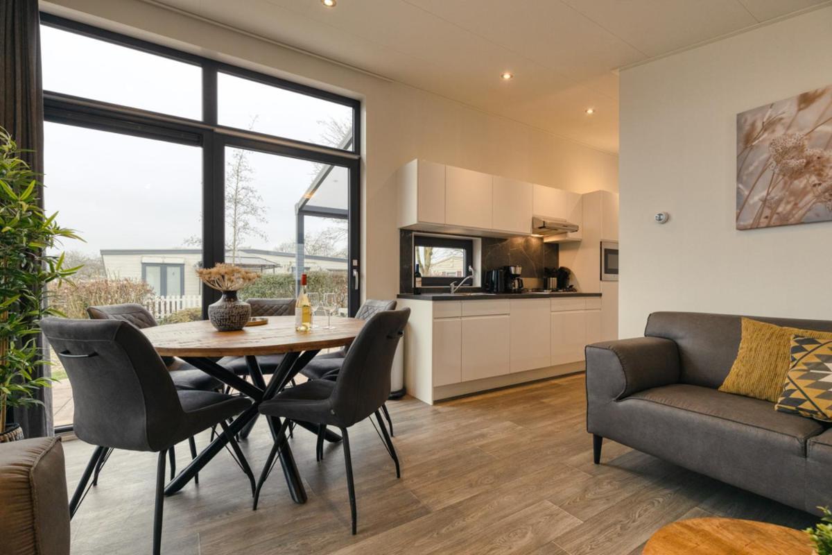Recreatiepark Jachthaven De Veerstal Lathum - Luxe Chalet Zewnętrze zdjęcie